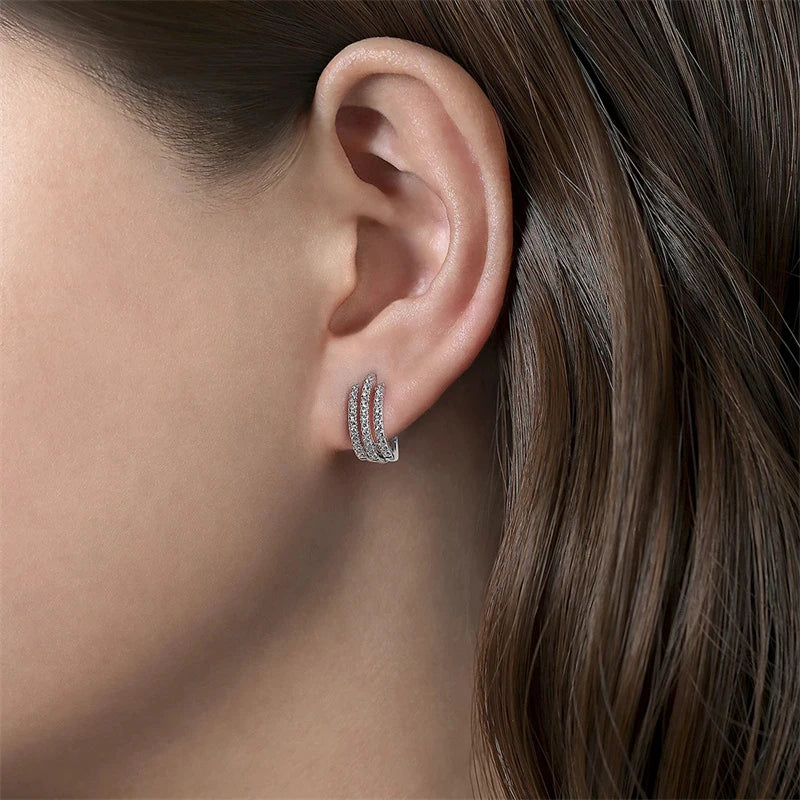 Huitan Orecchini a cerchio semplici a tre linee con artiglio Orecchini a cerchio mini in cristallo di lusso con zirconi cubici per le donne Gioielli di moda moderni