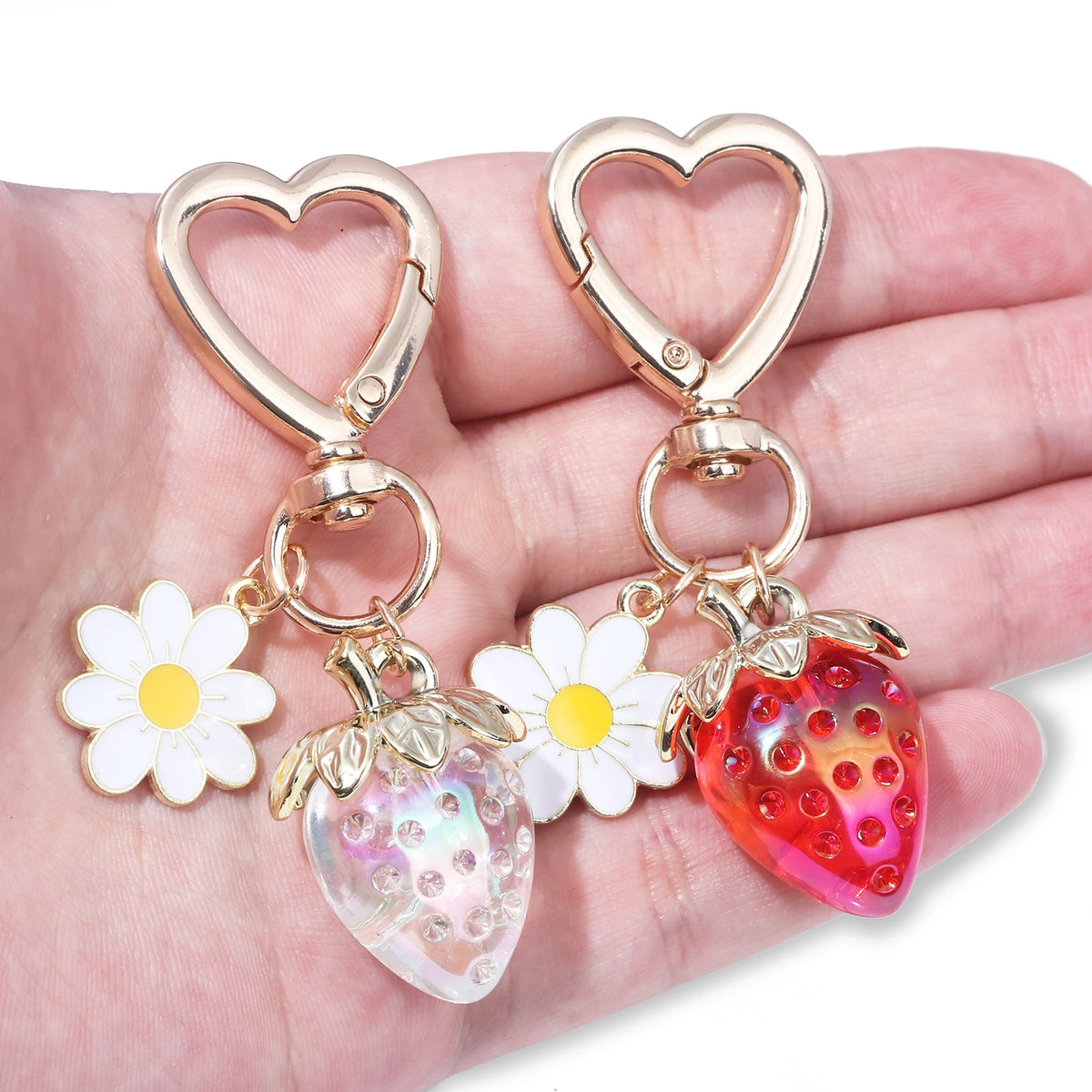 Simpatico portachiavi con ciondolo a forma di borsa con fragola, cuore Kawaii, fiore, margherita, portachiavi per donne, ragazze, borsa, ciondolo, accessori regalo