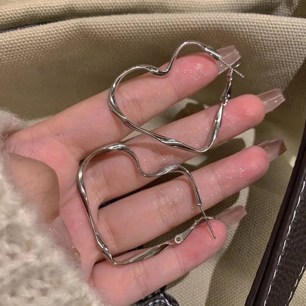 1 paio di orecchini a cerchio con ciondolo a forma di cuore cavo grande da donna, moda esagerata, design a forma di cuore, polsino per regalo di gioielli per ragazze
