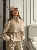 Giacca corta da donna con orlo in pizzo, colletto alto, spalline, chiusura a bottoni, vita regolabile con coulisse, giacca antivento da donna.