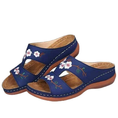 Ciabatte estive da spiaggia alla moda per l'uso all'aperto, sandali piatti con decorazioni floreali in stile vacanza.