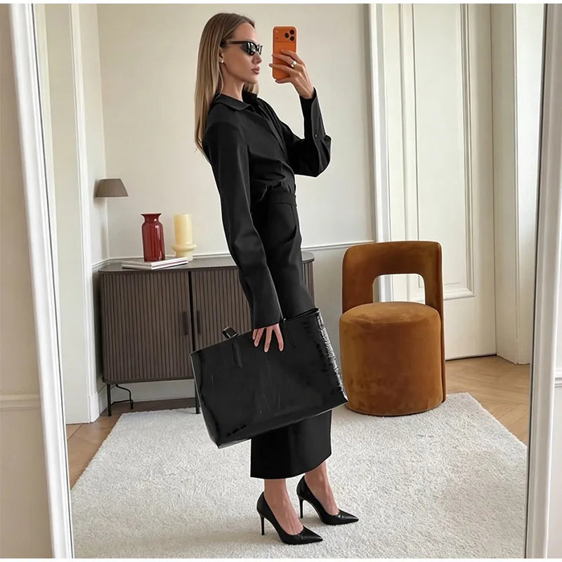 Gonna midi a vita alta stampata, con incrocio frontale e taglio dritto, collezione autunno 2026, gonna da donna per uso quotidiano, alla moda, elegante e casual.