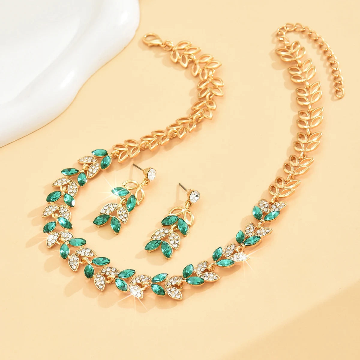 Boucles d'oreilles, colliers, parures de bijoux, mariages, fêtes et cadeaux de vacances en forme de feuilles à la mode pour femmes pour un usage quotidien.