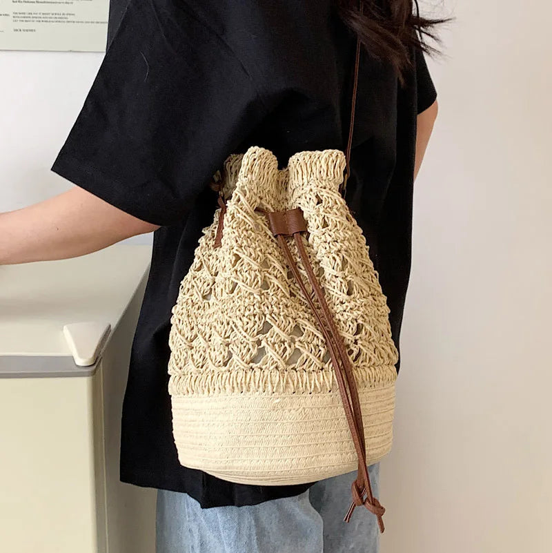 Borsa a tracolla da spiaggia in paglia estiva da donna fatta a mano borsa a tracolla con coulisse cava intrecciata borsa da viaggio con Design femminile di moda lavorata a maglia
