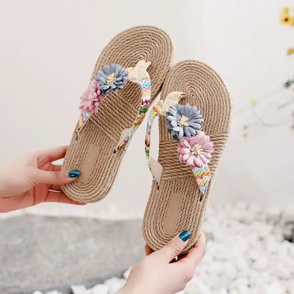 Estate nuovi sandali 2025 infradito pantofola da spiaggia con comode pantofole piatte carine alla moda per le donne piattaforma calda