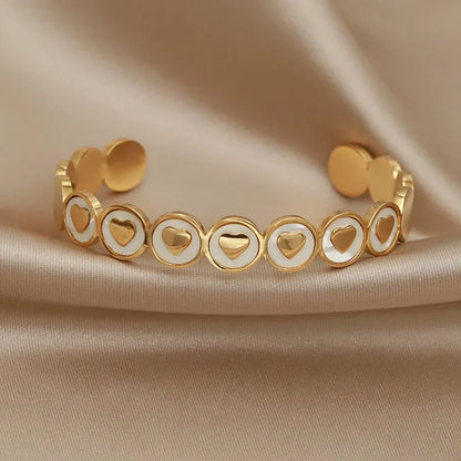 Bracciale aperto in acciaio inossidabile di alta qualità con design a cuore Bracciale in titanio con conchiglia d'amore per regali di accessori per gioielli da donna