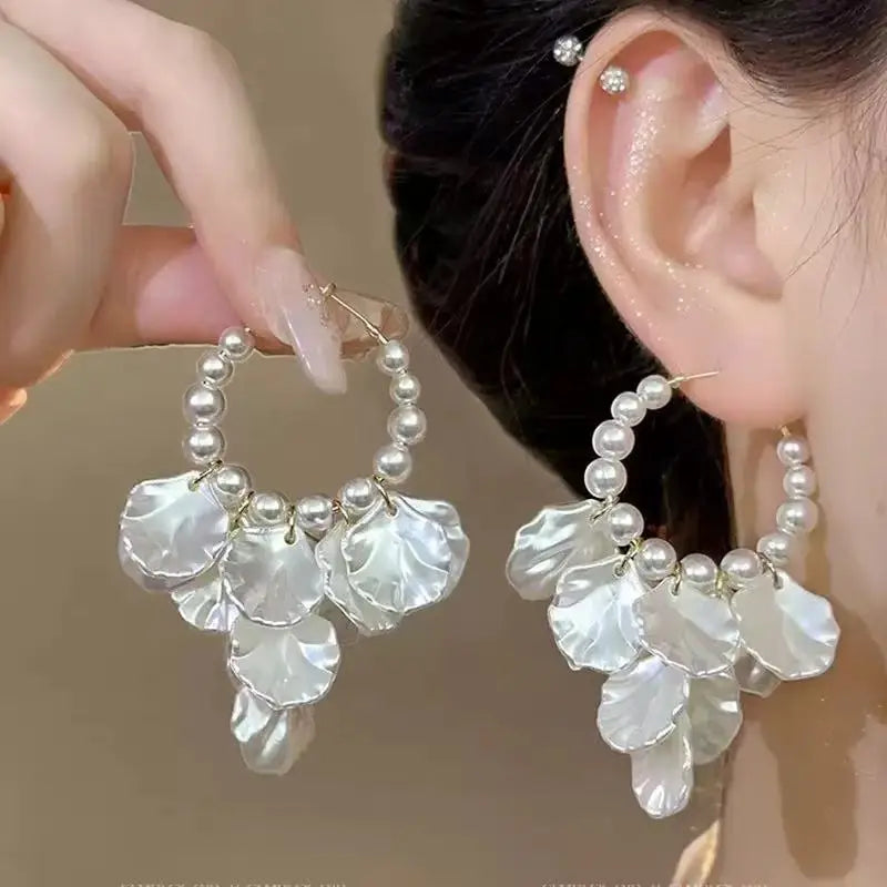 Eleganti orecchini con fiori di perle bianche imitazione: design a petalo con pendente lungo, perfetti per abbigliamento casual o feste, accessori per feste