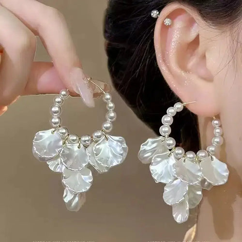 Eleganti orecchini con fiori di perle bianche imitazione: design a petalo con pendente lungo, perfetti per abbigliamento casual o feste, accessori per feste