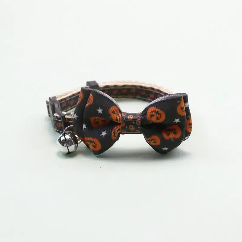 Collana per cuccioli di gattino Cintura con fibbia di sicurezza regolabile Papillon per chihuahua Forniture per animali Collare per gatti Happy Halloween con fiocco a campana