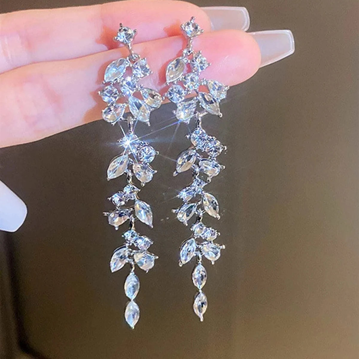 2 orecchini a forma di foglia di diamante con nappa lunga alla moda e di fascia alta per accessori per abiti da banchetto da donna