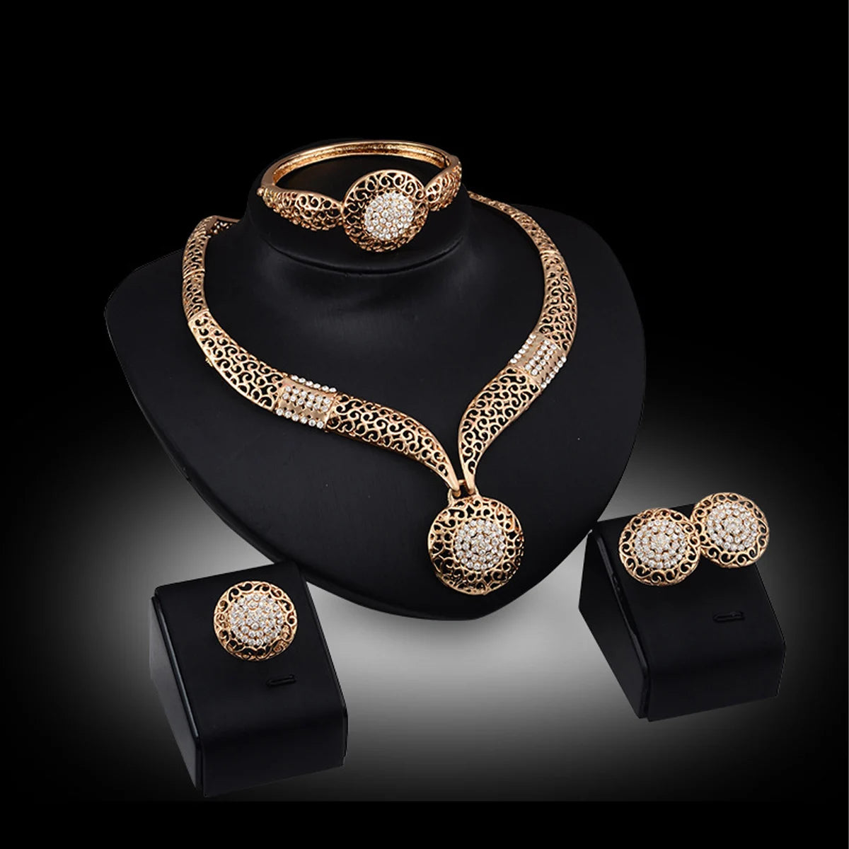 Parures de bijoux pour femmes en métal avec boucles d'oreilles, colliers, bracelets et bagues au design à la mode, adaptés aux banquets et aux cadeaux de fin d'année.