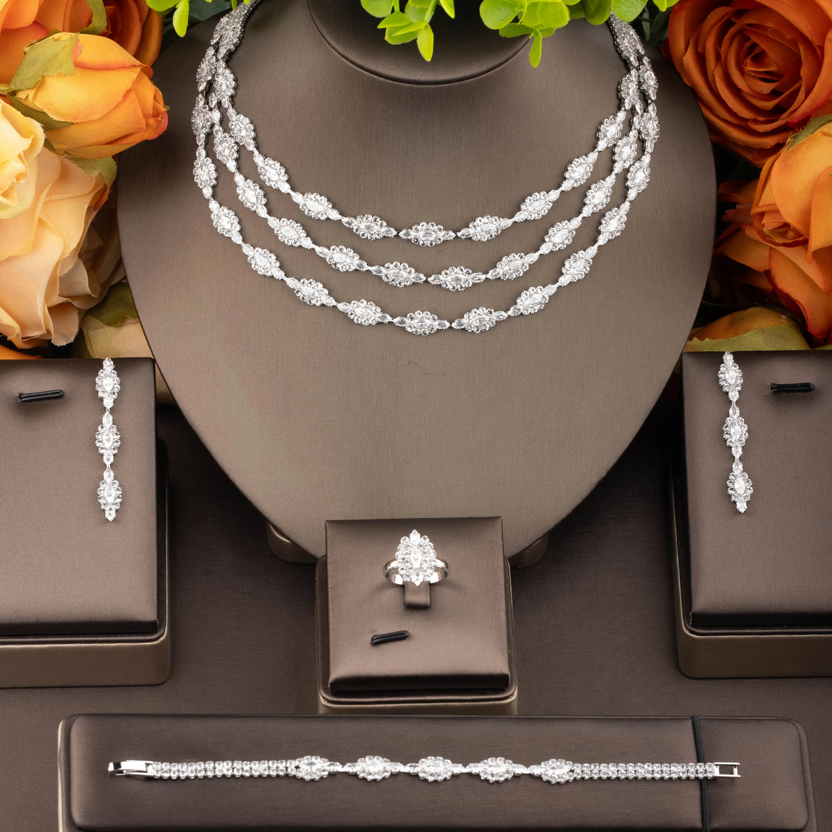1 Set luxuriöses und elegantes Schmuckset mit glänzenden Zirkonia, dreilagiger, gestapelter Blütencluster-Dekoration, geeignet für Frauen für Hochzeiten und Bankette. Geschenkbox nicht enthalten
