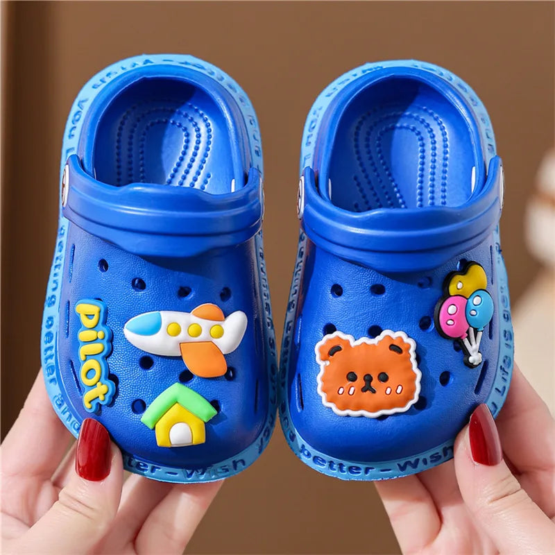 Sommerschuhe für Kinder Sandalen Loch Schuhe für Kinder Weiche rutschfeste Hausschuhe Cartoon-Design Loch Schuhe für Kinder Strandsand für Jungen Mädchen