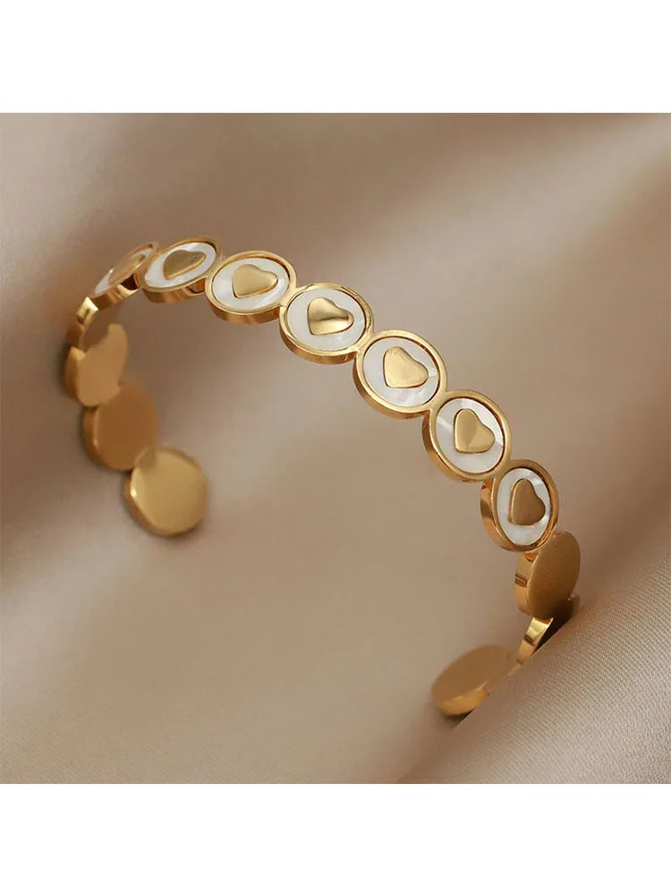 Bracciale aperto in acciaio inossidabile di alta qualità con design a cuore Bracciale in titanio con conchiglia d'amore per regali di accessori per gioielli da donna