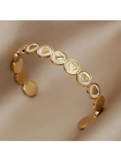 Bracciale aperto in acciaio inossidabile di alta qualità con design a cuore Bracciale in titanio con conchiglia d'amore per regali di accessori per gioielli da donna