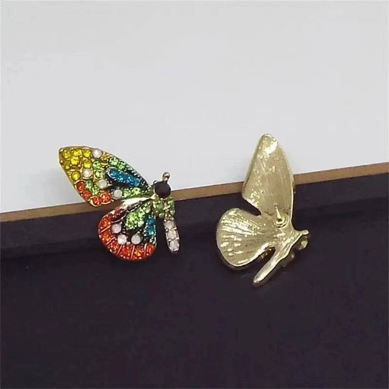 Orecchini a bottone con farfalla cristallina multicolore lucido per gioielli da festa con data carina da donna