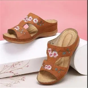 Ciabatte estive da spiaggia alla moda per l'uso all'aperto, sandali piatti con decorazioni floreali in stile vacanza.