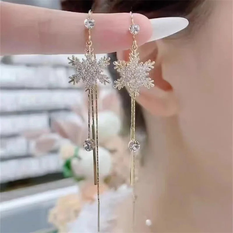 Orecchini lunghi con nappa con fiocco di neve con strass scintillanti per le donne Squisito orecchino a goccia con fiore in zircone di cristallo Gioielli natalizi