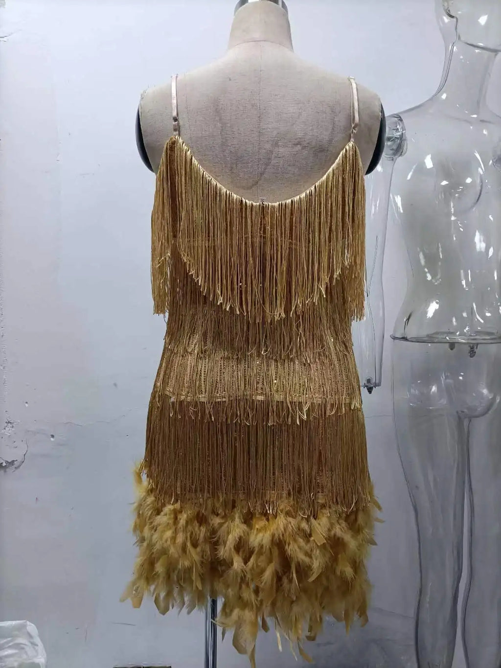 Abito estivo elegante con nappe e paillettes Abito da donna sexy sottile senza maniche con scollo a V a vita alta con bretelle e cuciture in piume
