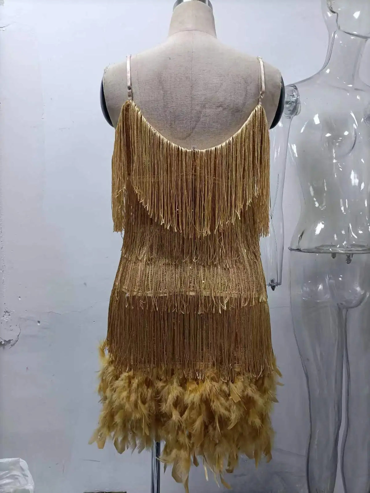 Abito estivo elegante con nappe e paillettes Abito da donna sexy sottile senza maniche con scollo a V a vita alta con bretelle e cuciture in piume