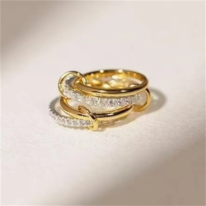 Un anello di gioielli in rame a quattro anelli bicolore di nicchia, ipoallergenico, stile Ins, artefatto impilabile, adatto per gioielli di giovani donne