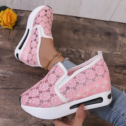 Scarpe da ginnastica con plateau ricamate alla moda per donna 2025 Scarpe sportive estive in mesh traspirante Scarpe casual slip on con suola spessa da donna