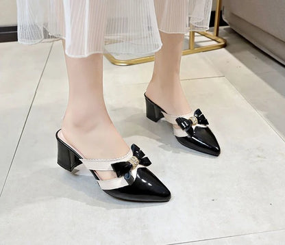 Pantofole da donna e sandali da donna Gioielli Estate 2025 Ciabatte con cristalli Scarpe a punta Ciabatte con tacco nero Rhenstone con fiocco Y