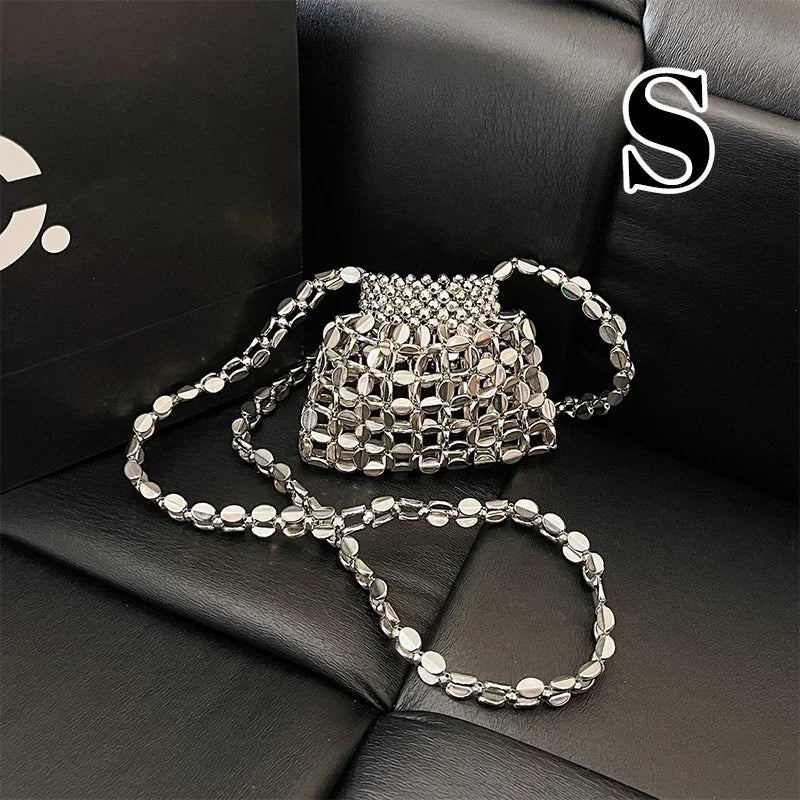 Borsa a tracolla intrecciata con perline fatta a mano di lusso francese leggera Borsa a tracolla versatile cava con design estivo in metallo 2025 per donna
