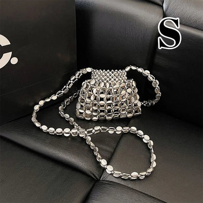 Borsa a tracolla intrecciata con perline fatta a mano di lusso francese leggera Borsa a tracolla versatile cava con design estivo in metallo 2025 per donna