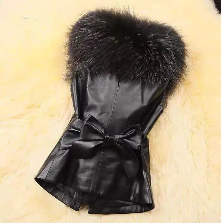 Nuove donne di inverno gilet di pelliccia femminile gilet di pelle PU 2026 nuove signore in pelle PU splicing collo di pelliccia di volpe sintetica giacca senza maniche