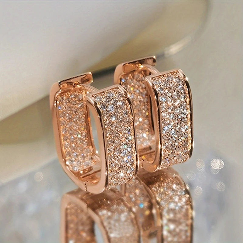 Huitan Orecchini a cerchio CZ pavimentati alla moda coreana per le donne Orecchini per ragazze semplici e versatili in metallo color argento/oro Gioielli caldi