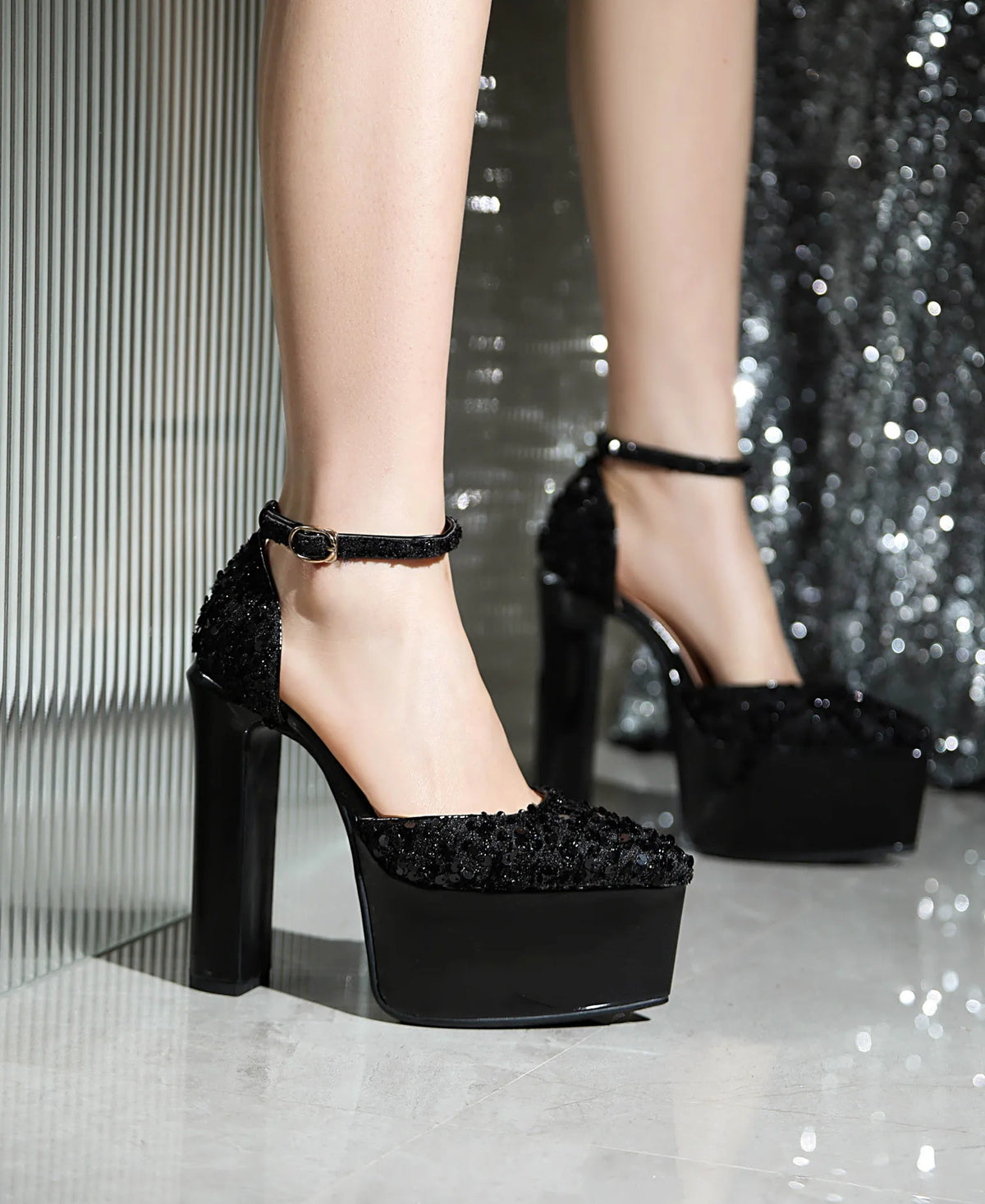 Sandali a punta neri con cinturino alla caviglia sexy per le donne Piattaforma estiva 15CM Scarpe eleganti da festa con paillettes lucide Tacchi alti vuoti laterali neri