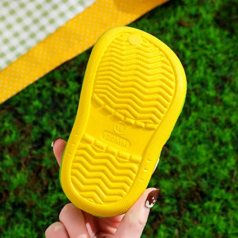 Sommerschuhe für Kinder Sandalen Loch Schuhe für Kinder Weiche rutschfeste Hausschuhe Cartoon-Design Loch Schuhe für Kinder Strandsand für Jungen Mädchen