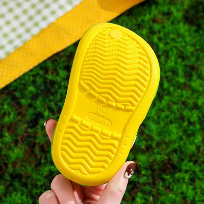 Sommerschuhe für Kinder Sandalen Loch Schuhe für Kinder Weiche rutschfeste Hausschuhe Cartoon-Design Loch Schuhe für Kinder Strandsand für Jungen Mädchen