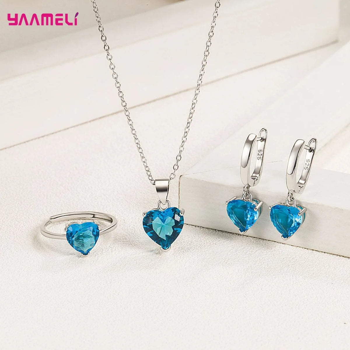 Set regalo di gioielli in argento sterling 925 pregiato per le donne Anello con collana pendente con orecchini Huggie con zirconi a forma di cuore romantico femminile