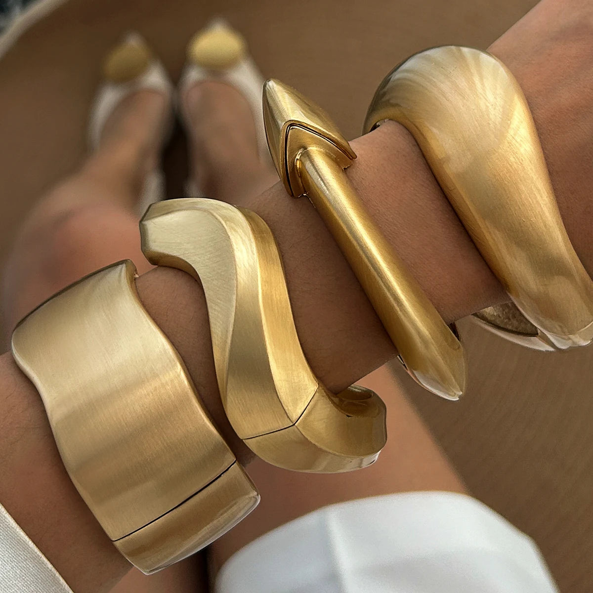 SHIXIN 4 Stili di Bracciali a Polsino Larghi in Metallo Opaco Punk, Bracciali Geometrici Vintage Color Oro per Donne e Uomini, Nuova Collezione di Gioielli