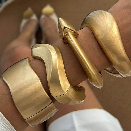 SHIXIN 4 Stili di Bracciali a Polsino Larghi in Metallo Opaco Punk, Bracciali Geometrici Vintage Color Oro per Donne e Uomini, Nuova Collezione di Gioielli