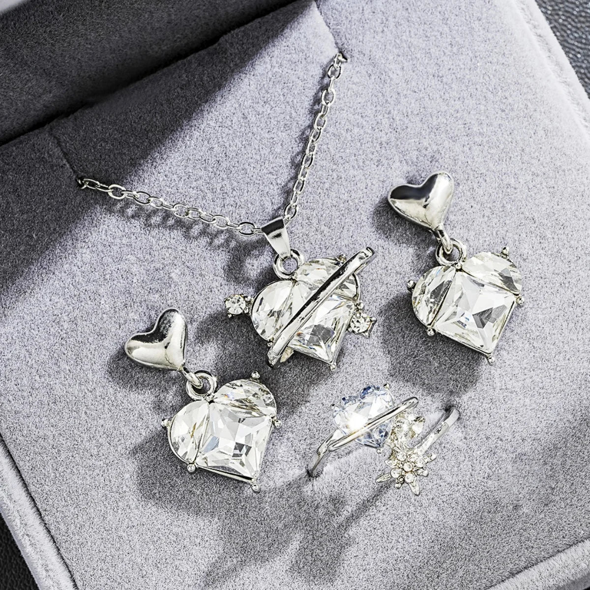 4 pezzi Love Pink Cristalli Orecchini dolci Collane e anelli Set di gioielli Leggero e versatile per le donne Regalo per la festa della mamma