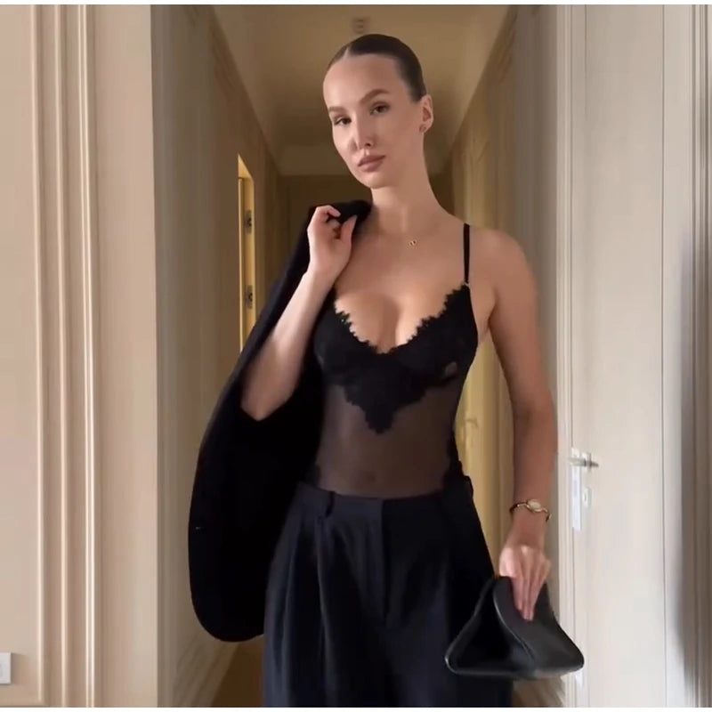 Body in pizzo e tulle con scollo a V e spalline sottili, aderente, Estate 2026, Outfit da club alla moda per donne, Lingerie slim di tendenza per feste.