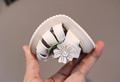 Leichte LED-Kinderschuhe in neuer Mode für den Sommer – schlichte und vielseitige Retro-Mädchenschuhe – elegante und leichte Prinzessinnen-Blumen-Kindersandalen