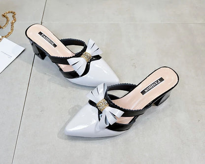 Pantofole da donna e sandali da donna Gioielli Estate 2025 Ciabatte con cristalli Scarpe a punta Ciabatte con tacco nero Rhenstone con fiocco Y
