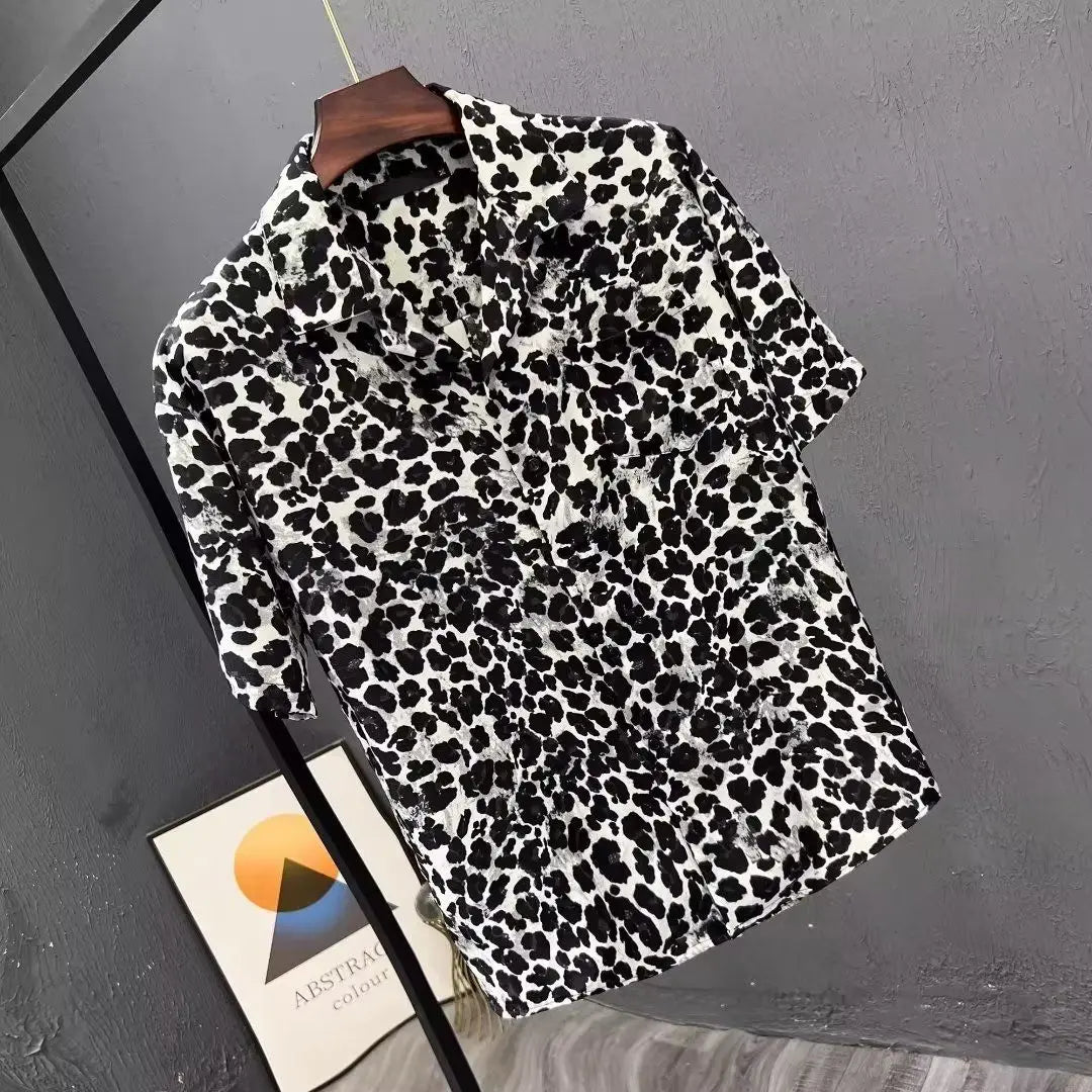 Camicia a maniche corte con stampa leopardata Design da uomo di nicchia Moda Versatile Casual Estate Stile sottile 2025 Nuovo top alla moda