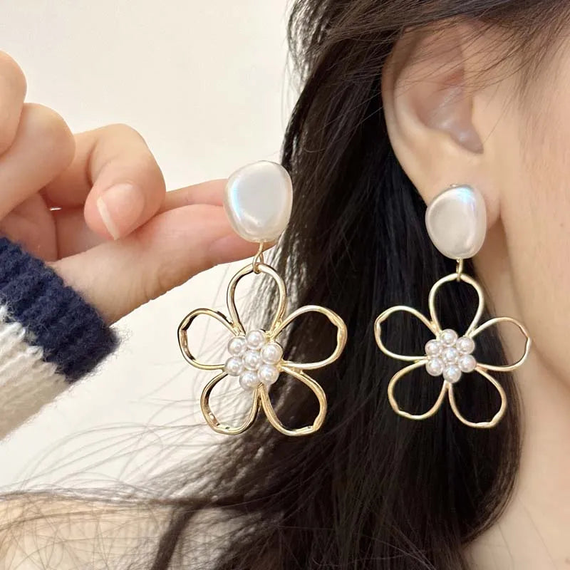 Orecchini semplici con fiori di perle per le donne Orecchini con temperamento senso del metallo di fascia alta alla moda Tendenza 2025