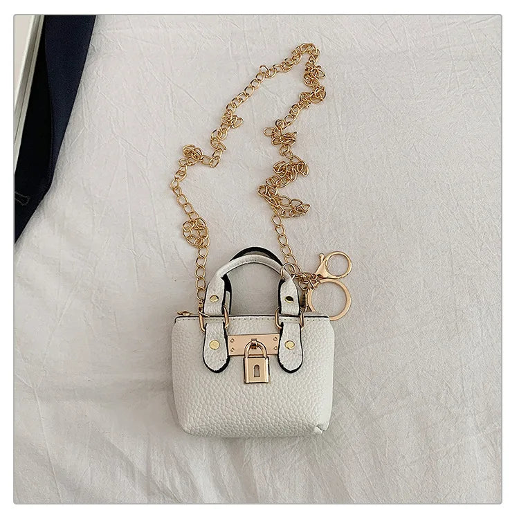 Borsa quadrata piccola da ragazza a tracolla per l'estate 2025, i nuovi bambini classici che portano una borsa a tracolla monospalla. portachiavi portafoglio