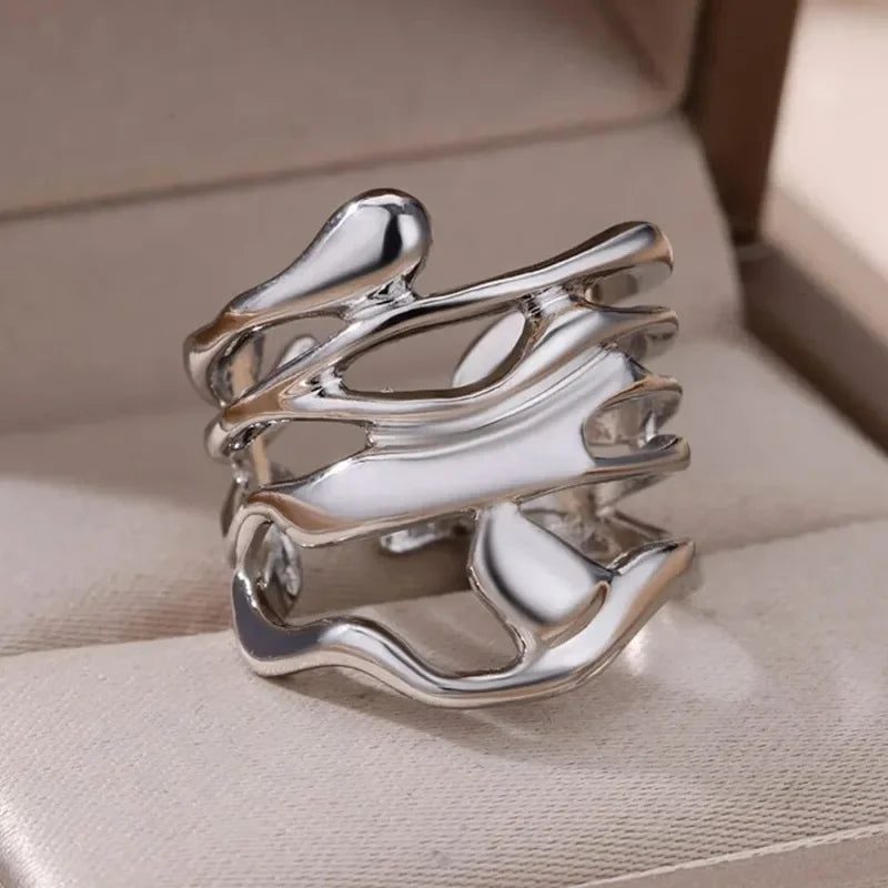 Il nuovo stile del 2025 di galvanica scavata, con un anello dorato cavo largo, regalo di gioielli semplice e alla moda adatto