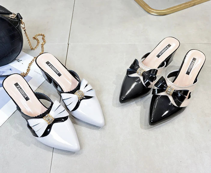 Pantofole da donna e sandali da donna Gioielli Estate 2025 Ciabatte con cristalli Scarpe a punta Ciabatte con tacco nero Rhenstone con fiocco Y