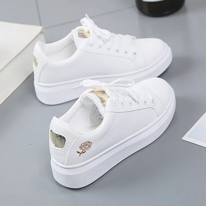2025 Primavera ed estate Nuove scarpe da donna Scarpe casual stile sportivo ventilato in pelle Scarpe da tavolo Piccole scarpe bianche INS Low Top