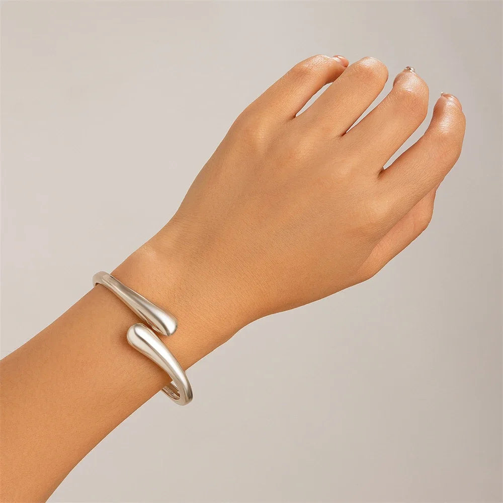 Ampio anello rigido in metallo per donna Colore oro e argento Chunky Waterdrop Polsino da polso aperto Spessore braccialetto intrecciato irregolare Gioielli