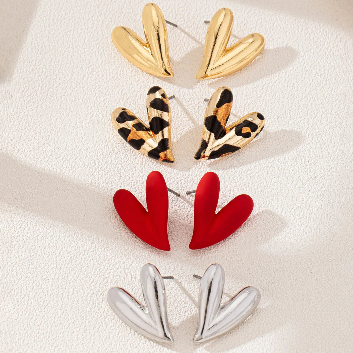 3 paia di set di orecchini a forma di cuore d'amore leopardato in smalto metallizzato dal design elegante adatti per la festa di San Valentino, regali per un amico