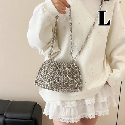 Borsa a tracolla intrecciata con perline fatta a mano di lusso francese leggera Borsa a tracolla versatile cava con design estivo in metallo 2025 per donna